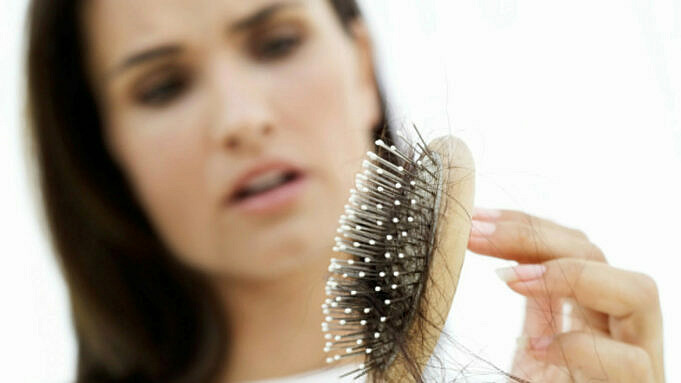 Perte De Cheveux Excessive. Les Causes Les Symptomes Et Le Traitement